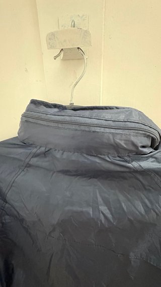 Chaqueta impermeable azul oscura