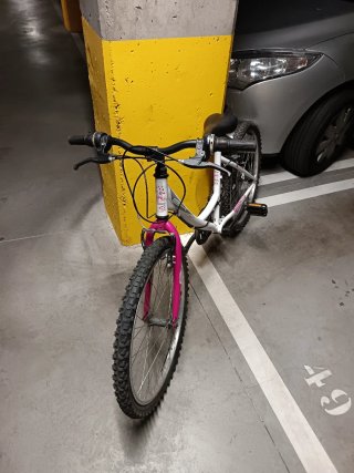 Bicicleta blanca y rosa