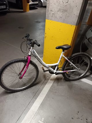 Bicicleta blanca y rosa