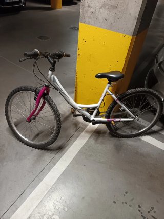 Bicicleta blanca y rosa