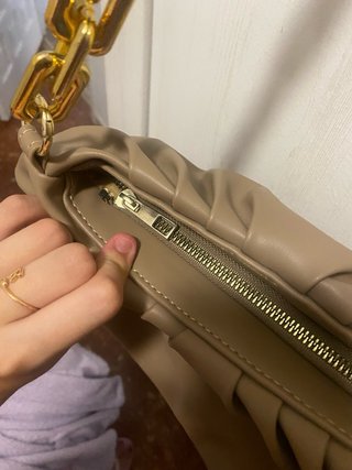Bolso de mano/hombro beige con cadena dorada