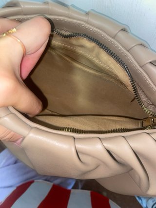 Bolso de mano/hombro beige con cadena dorada