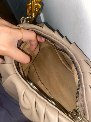 Bolso de mano/hombro beige con cadena dorada