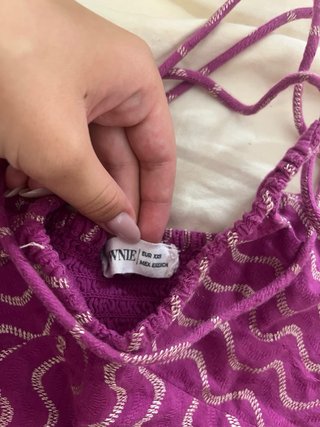 Top banda atado al cuello púrpura y plata