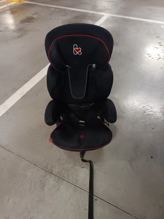 Silla de coche negra con ribete rojo