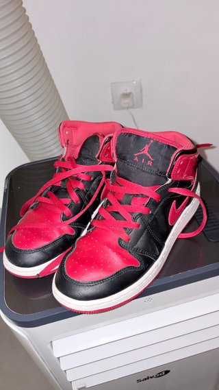 Zapatillas Jordan Air Negras y Rojas