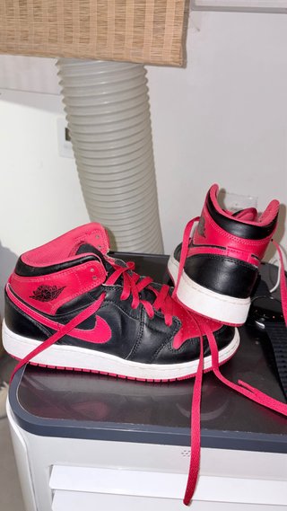 Zapatillas Jordan Air Negras y Rojas
