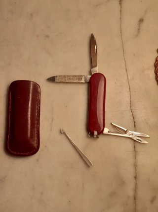 Pequeña navaja multiusos marca ROSTFREI.