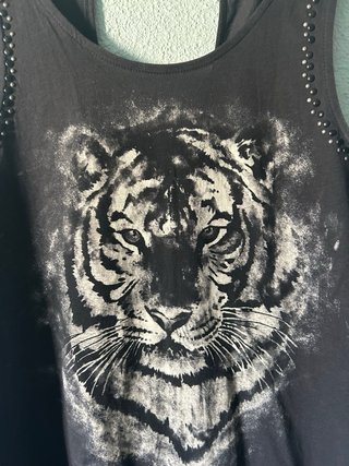 Camiseta negra con estampado de tigre