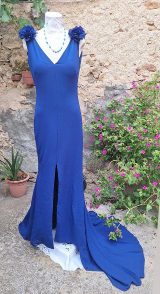 Vestido de fiesta azul con abertura