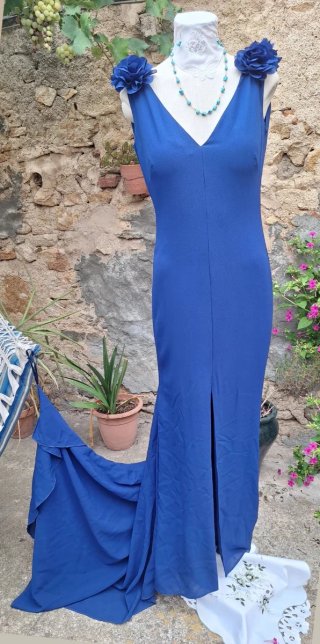 Vestido de fiesta azul con abertura