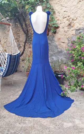 Vestido de fiesta azul con abertura