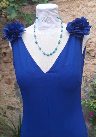 Vestido de fiesta azul con abertura