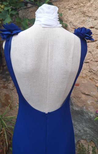 Vestido de fiesta azul con abertura