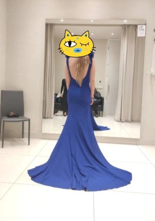 Vestido de fiesta azul con abertura