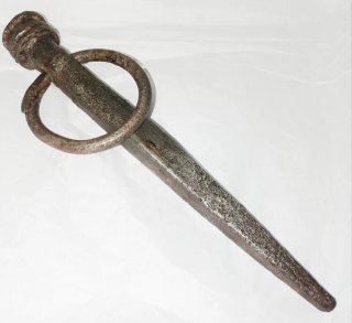 Clavo antiguo con argolla para burros