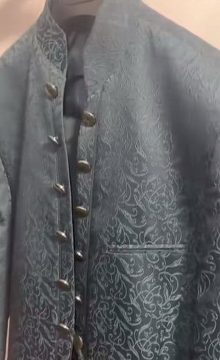 Traje de novio verde con chaleco