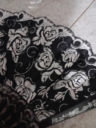 Ventaglio nero con rose bianche