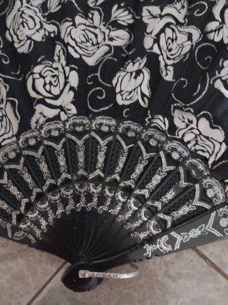 Ventaglio nero con rose bianche