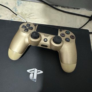 PS4 Pro 1TB Negra con Mando Dorado