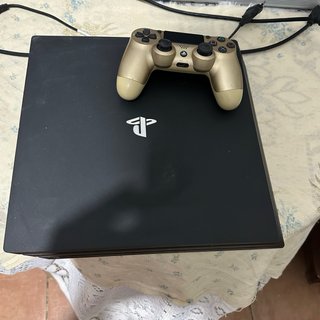 PS4 Pro 1TB Negra con Mando Dorado