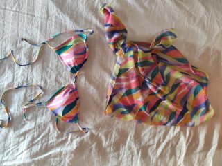 Conjunto bikini y pareo multicolor