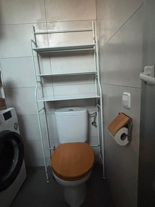 Estantería blanca sobre WC 167 cm