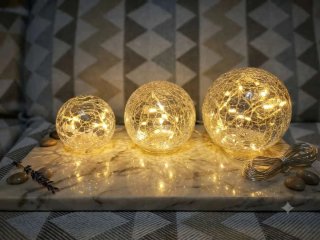 Lámpara de mesa esférica dorada
