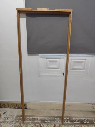 Puerta de madera con cristal