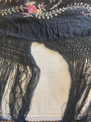 Antiguo Mantón de Manila con rotura en el fleco