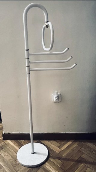 Toallero de pie blanco