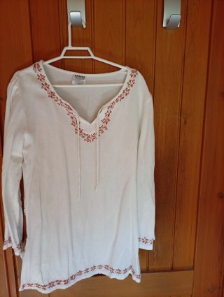 Camiseta unisex blanca bordada estilo medieval
