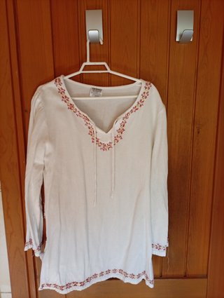 Camiseta unisex blanca bordada estilo medieval