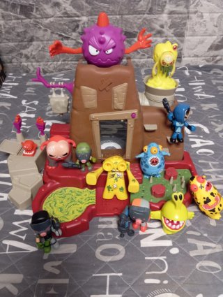 Mutant Busters Cuartel General + Figuras