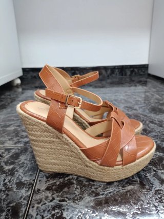 Sandalias cuña piel marrón