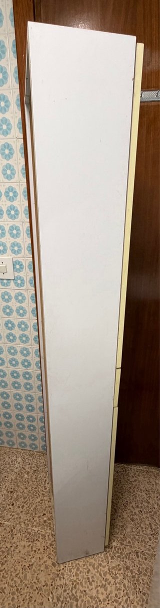 Mueble alto blanco con dos puertas y un cajón