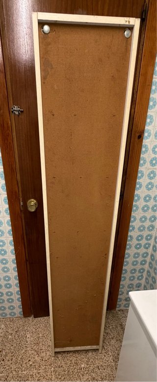 Mueble alto blanco con dos puertas y un cajón