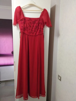 Vestido rojo de fiesta con pedrería