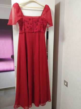 Vestido rojo de fiesta con pedrería
