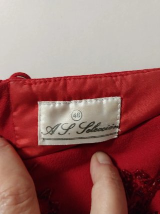 Vestido rojo de fiesta con pedrería