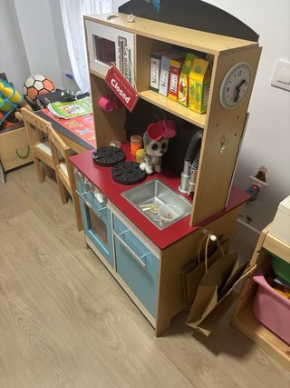 Cocinita de madera con accesorios
