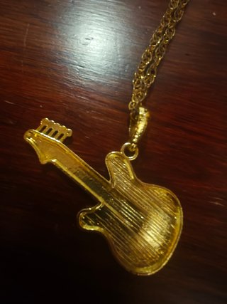 Colgante guitarra dorada