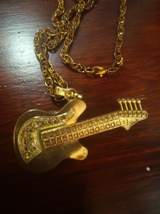 Colgante guitarra dorada