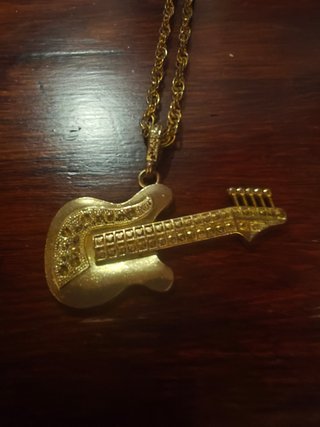 Colgante guitarra dorada
