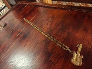 Colgante guitarra dorada