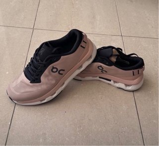 Zapatillas On Running Negras y Rosas