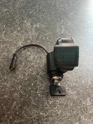 Llave con voltímetro LED azul