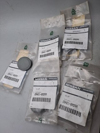 5 x Clip tapa fijación Nissan 28421-00Q0A