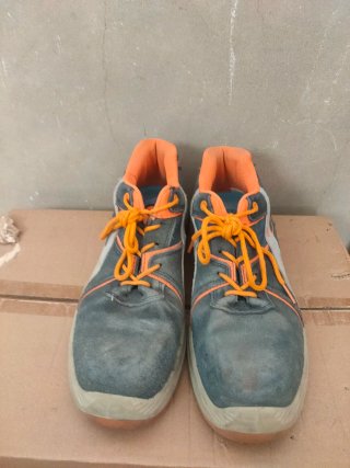 Botas de seguridad grises y naranjas