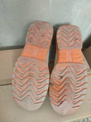 Botas de seguridad grises y naranjas